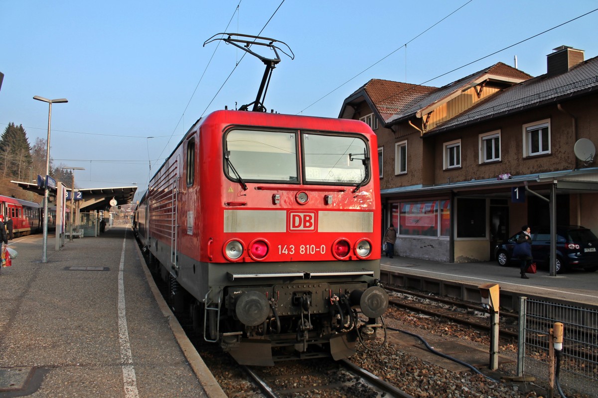 Ebenfalls am Morgen des 06.03.2014 in Neustadt (Schwarzw), die Freiburger 143 810-0  Schluchsee  kurz nach der Ankunft mit der RB 26917 (Freiburg (Brsg) Hbf - Neustadt (Schwarzw)), und wir in wenigen Sekunden schon wieder als RB 26920 (Neustadt (Schwarzw) - Freiburg (Brsg) Hbf) wieder zurück fahren.