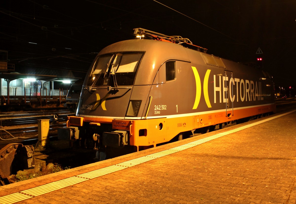 Ebenfalls am Morgen des 31.05.2014, die Hectorrail 242.502  Zurg  (182 502-5), die am Nachmittag des 30.05.2014 in einem Containerzug von SBB Cargo und der Zuglok Re 482 028-8 nach Basel Bad Bf gebracht wurde. Sie wird am späteren Morgen einen Euro-Express Pilgerzug von Basel nach Emmerich bespannen.