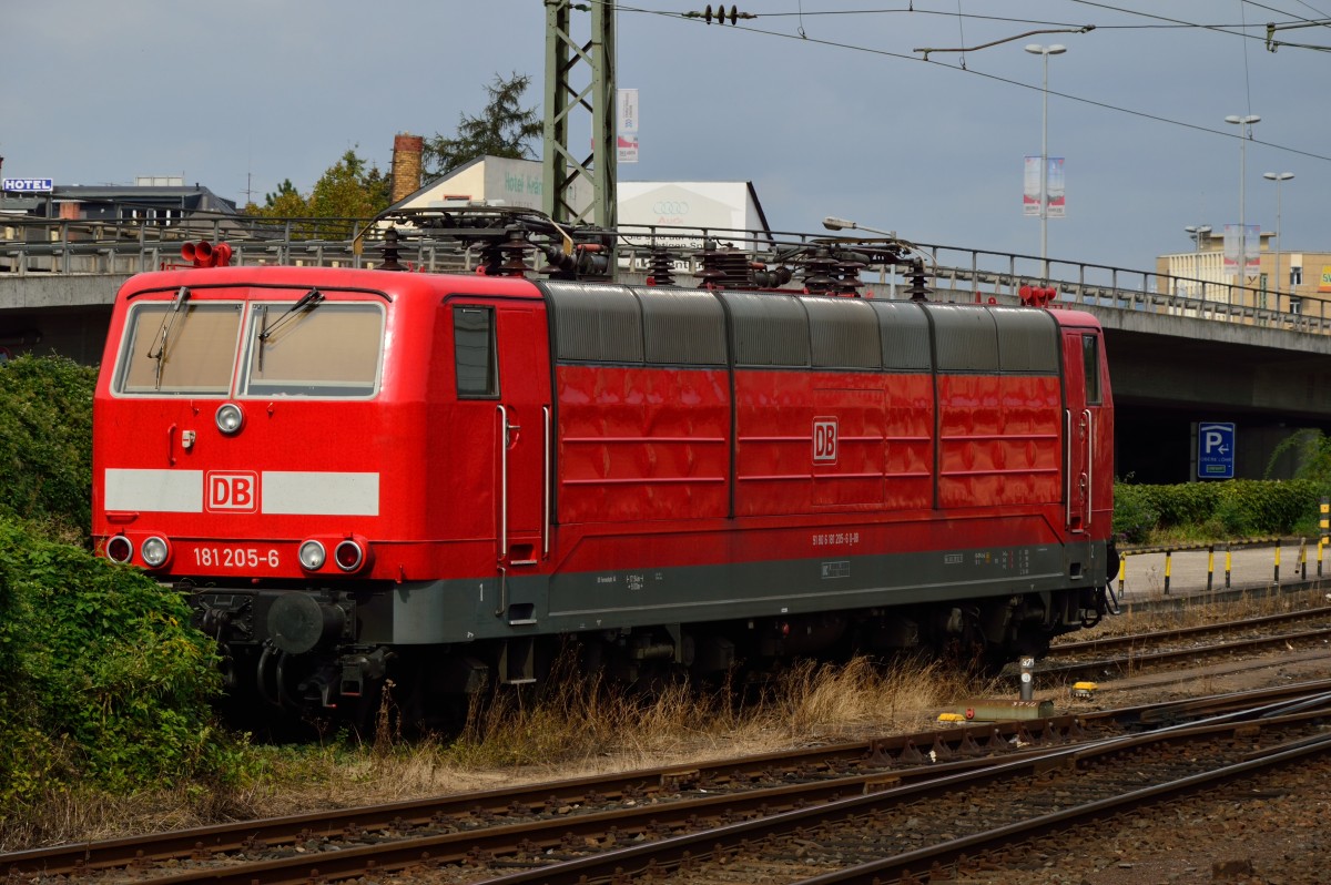 Ebenfalls auf dem Abstellgleis im Koblenzer Hbf ist die 181 205-6 am Samstag abgestellt und harret neuen Aufgaben. 21.9.2013
