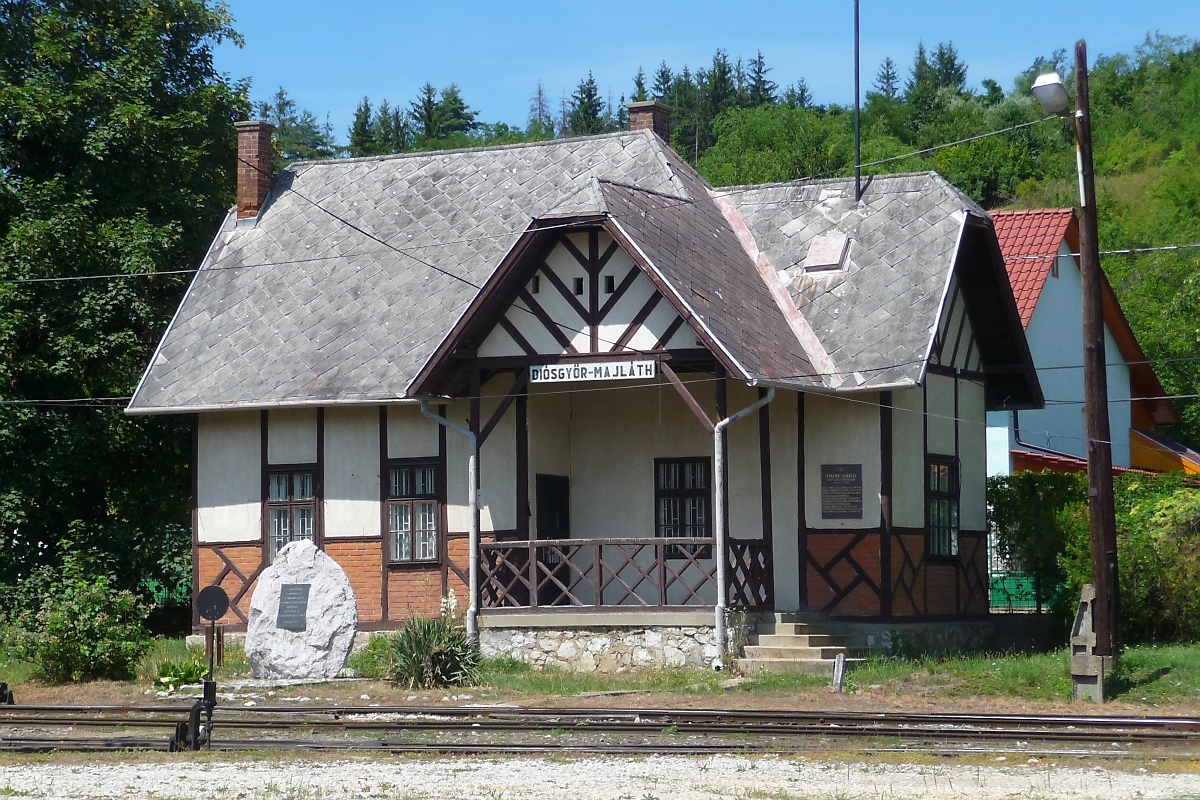 Ebenfalls durch den Zaun, mit Tele das ehemalige Bahnhofgebäude Majlath am anderen Ende des Geländes aufgenommen.
Die jetzige Haltestelle Majlath  um die Ecke  ist leider eine völlig schmucklose  Bushaltestelle .
Miskolc, 10.7.16 
