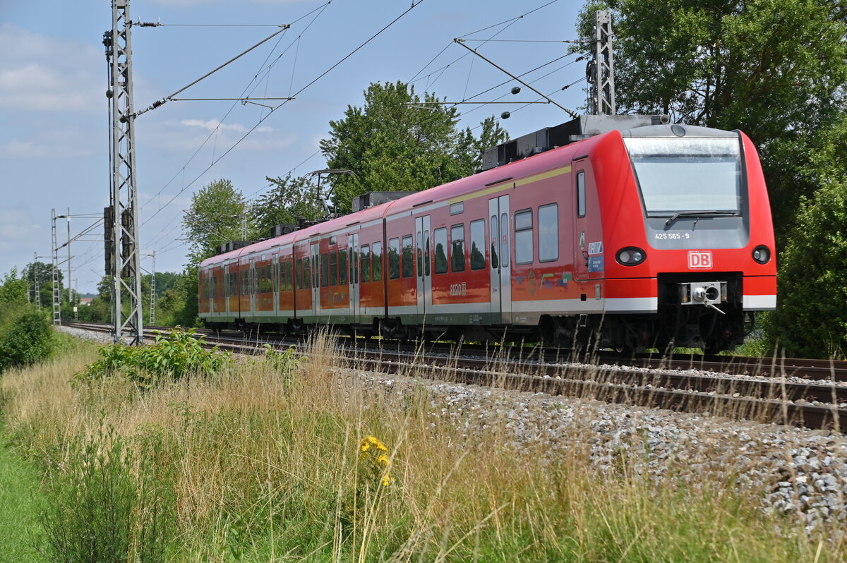 Ebenfalls ein ehemaliger Nordrhein/Westfale ist der 425 565 der hier bei Hohenstadt als RB 85 nach Würzburg soeben den Fotografen passiert hat am Dienstag den 20.7.2021