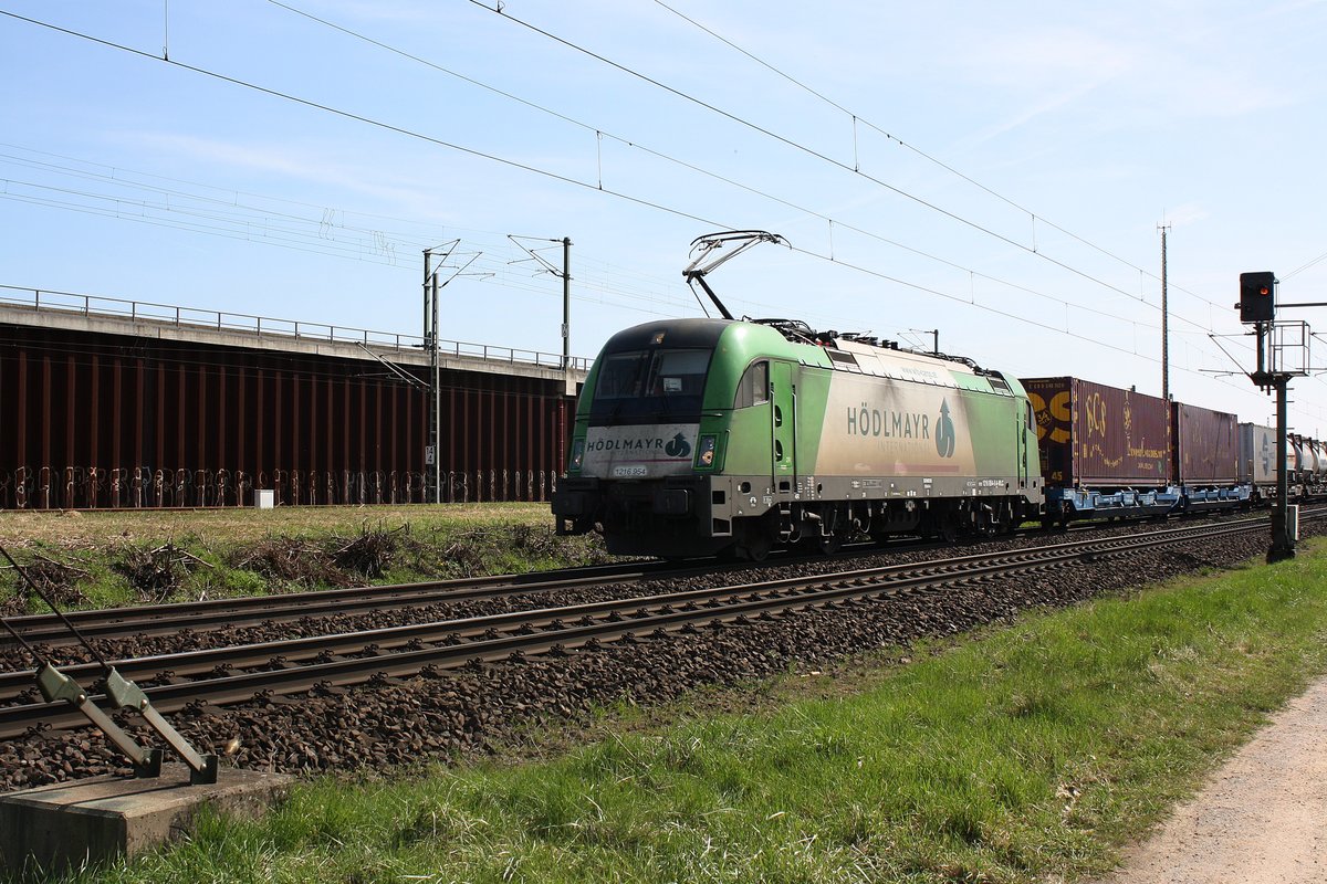 Ebenfalls im Gegenlicht der Hödlmayr Taurus mit einem Güterzug durch Porz-Wahn in richtung Köln.

Porz-Wahn
07.04.2018