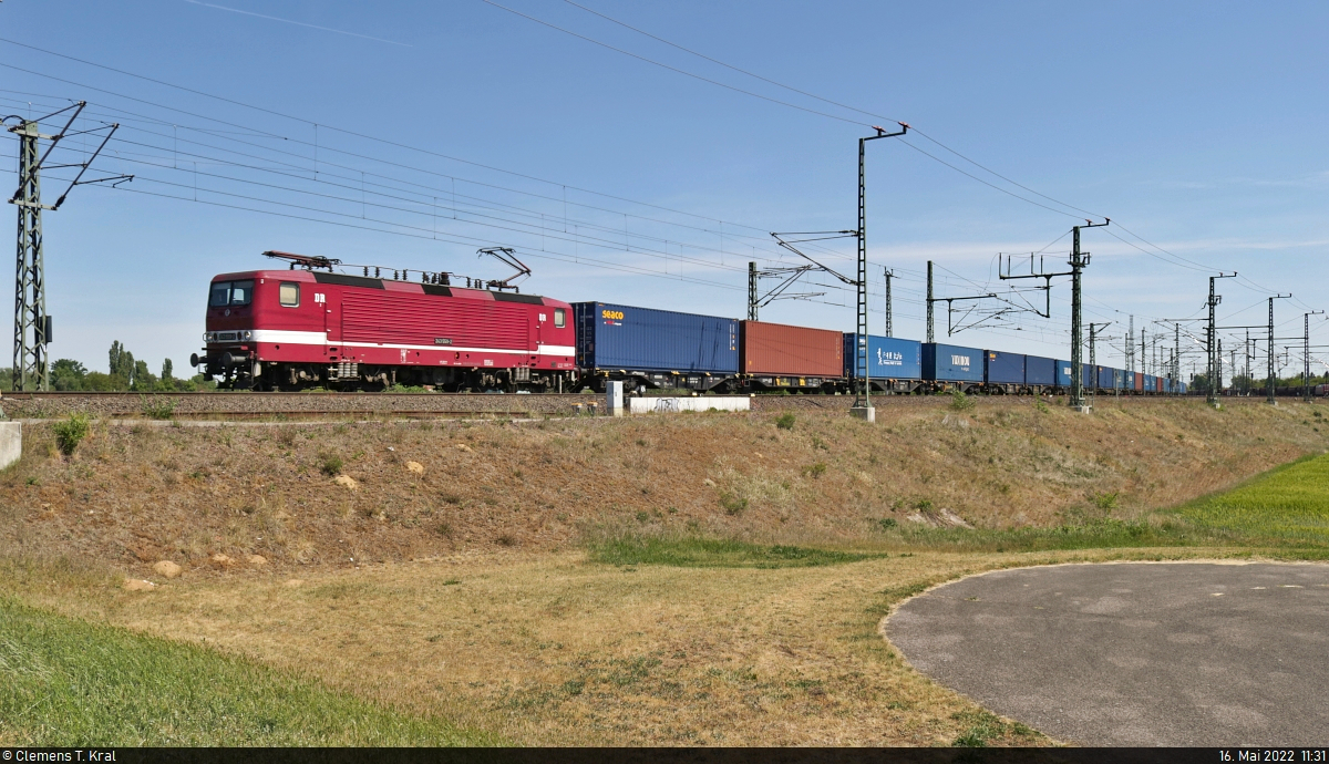 Ebenfalls mit Containern bestückt ist der Anhang von 143 559-3 (243 559-2). Zusammen geht es in Biederitz Richtung Magdeburg-Neustadt.

🧰 DeltaRail GmbH (DR)
🕓 16.5.2022 | 11:31 Uhr