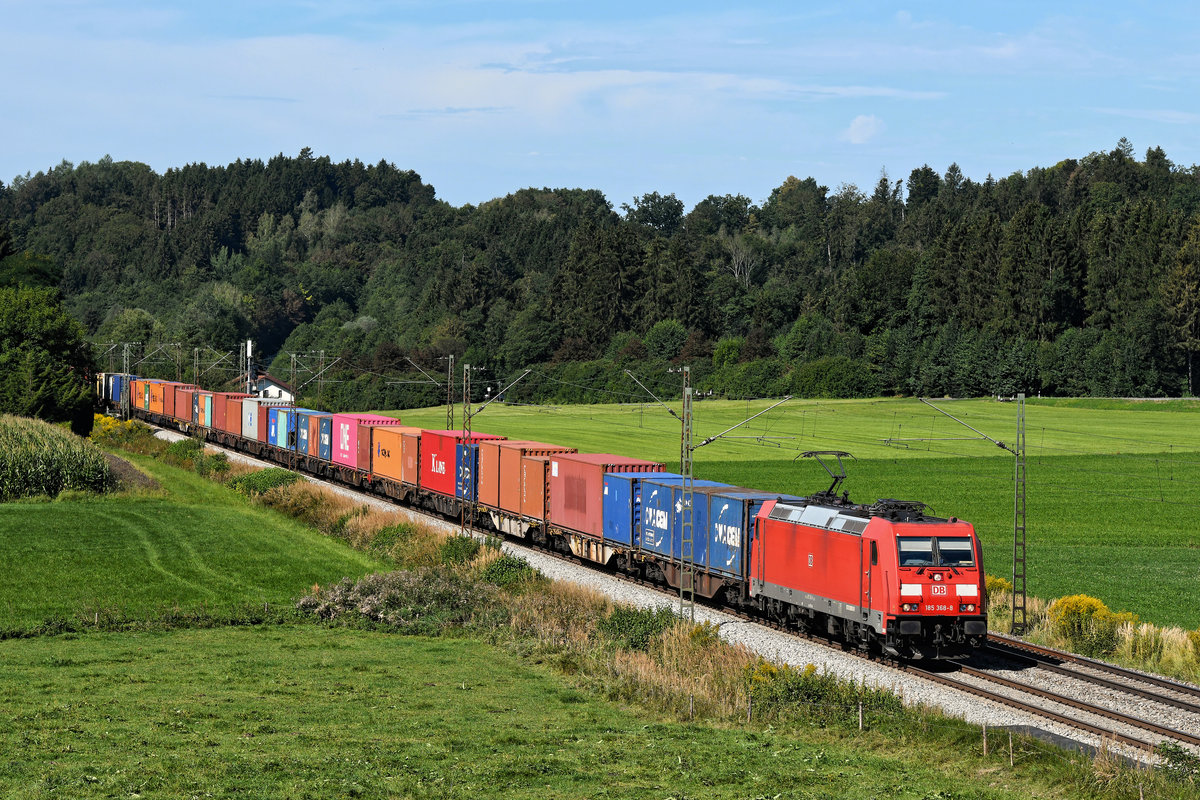 Ebenfalls mit ordentlich Verspätung unterwegs war der KT 41813 von Maschen Rbf nach Salzburg Liefering. Den am 28. August 2020 von der 185 368 bespannten Containerzug bekommt man regulär nur nachts zu Gesicht. Die Aufnahme entstand bei Bergham in der Nähe von Bad Endorf.