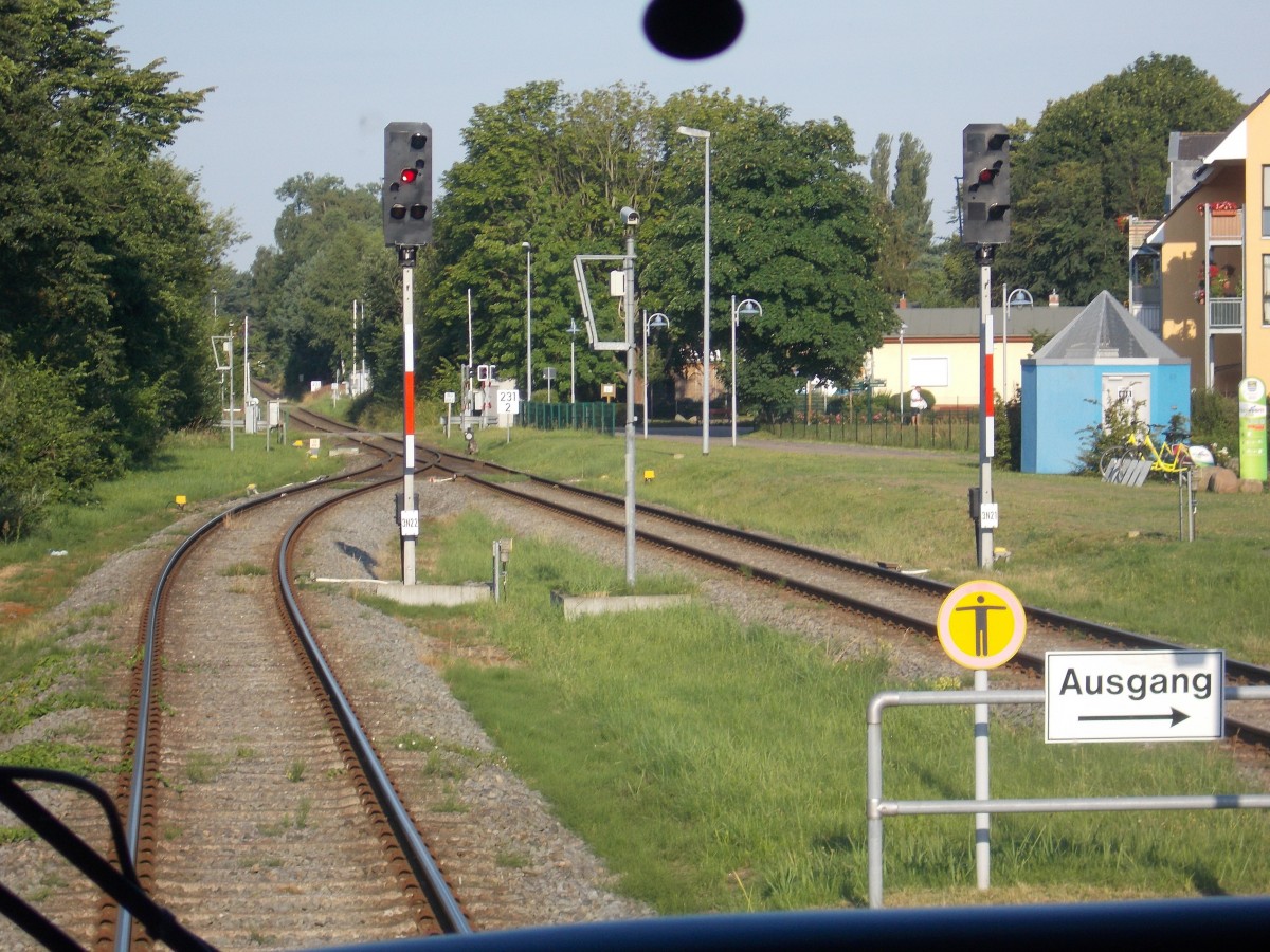 Ebenfalls mit typischen DR Lichtsignalen ist der Bahnhof Zempin ausgestattet,wo ich die Ausfahrsignale Richtung Zinnowitz,am 02.August 2015,aus dem Rückfenster fotografierte.