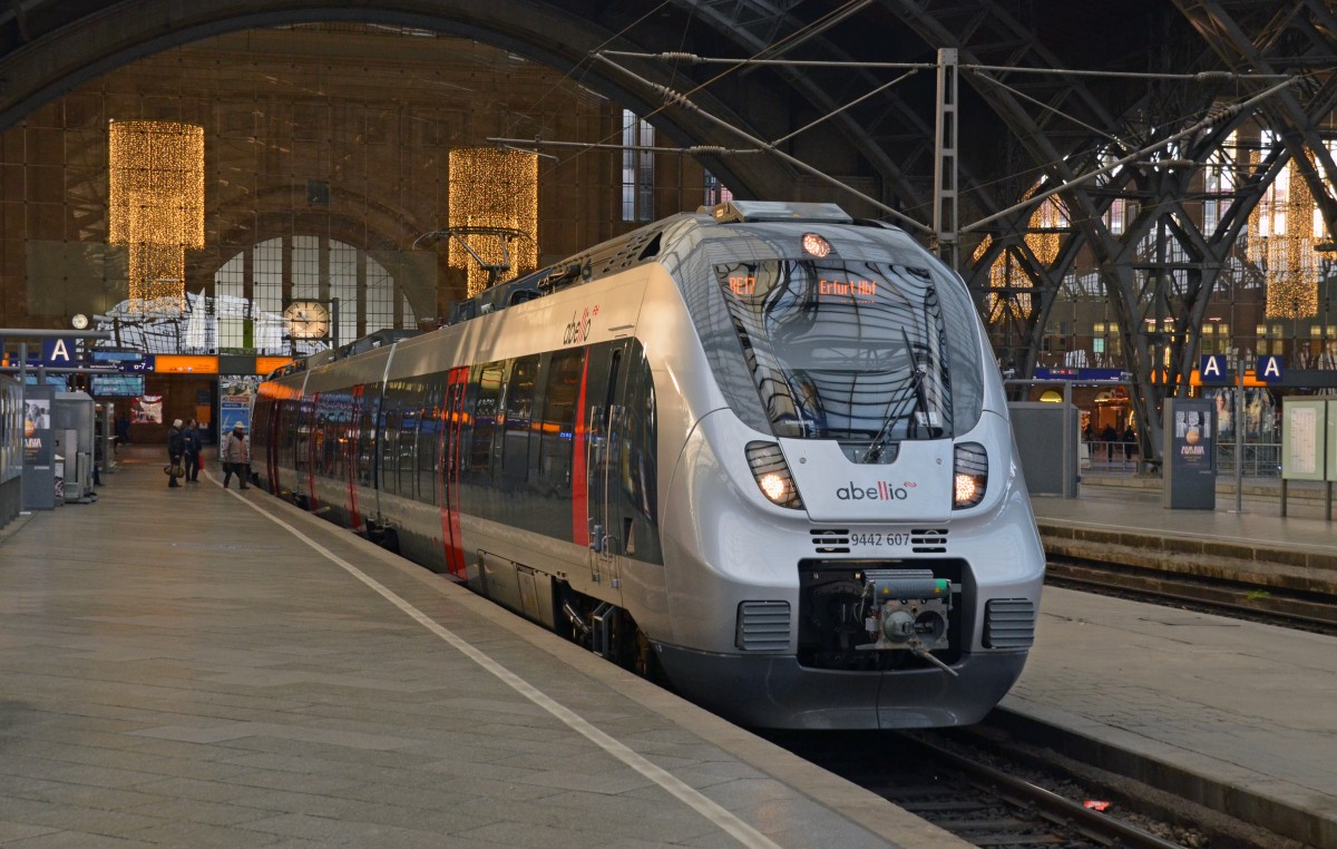 Ebenfalls neu sind in Leipzig die Triebzüge der Abellio Mitteldeutschland. Diese fahren zwischen der sächsischen Metropole und den thüringischen Städten Saalfeld bzw. Erfurt. Am 16.12.15 wartet 9442 107 im Leipziger Hbf auf die Ausfahrt nach Erfurt.