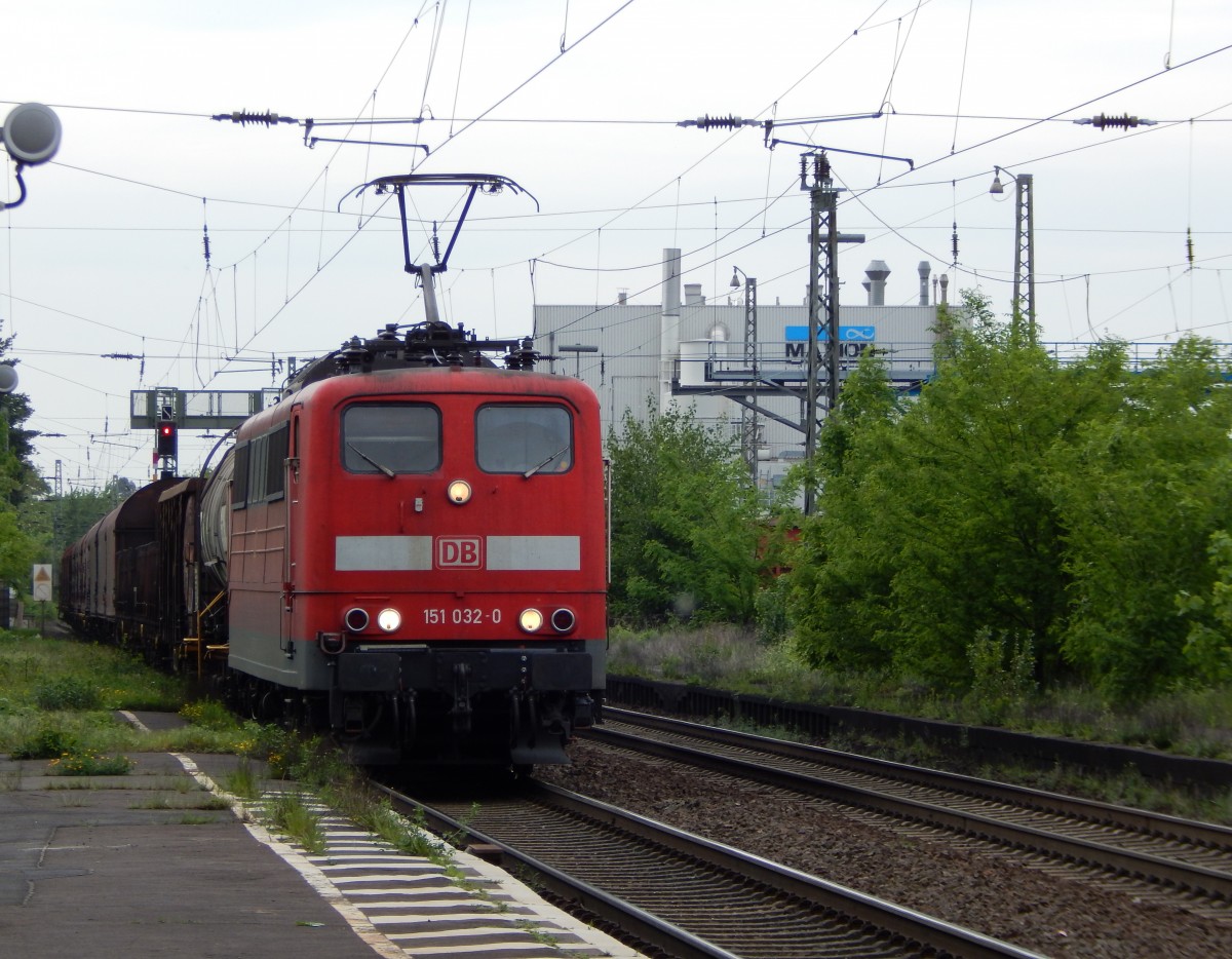 Ebenfalls den Rhein hinauf gefahren kam 151 032-0 mit einem kurzen Mischer.

Königswinter 12.05.2015