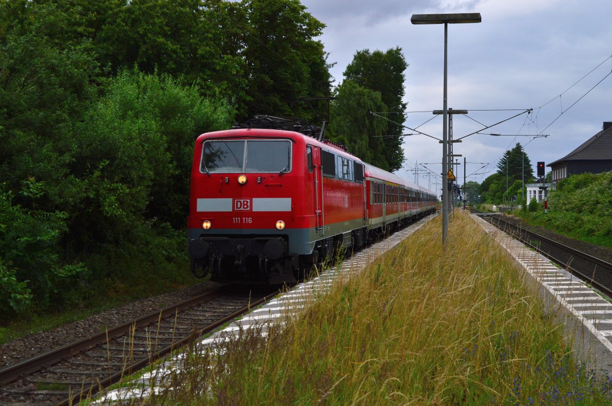 Ebenfalls in Richtung Aachen fahrend ist hier die 111 116 mit einem RE4-Verstärker in Herrath zu sehen. 23.6.2015
