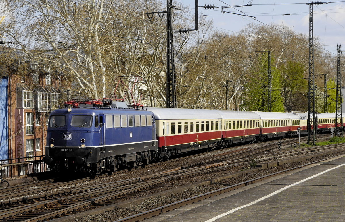 Ebenfalls  Rund um Köln  unterwegs: 110 428 mit TEE Rheingold des AKE (9 Wagen inclusive DomeCar). Köln Süd, 7.4.19. Warum die zum Zug passende E10 1309, anders als am Vortag, derweil im Kölner Hbf abgestellt war, bleibt wohl das Geheimnis der Veranstalter.