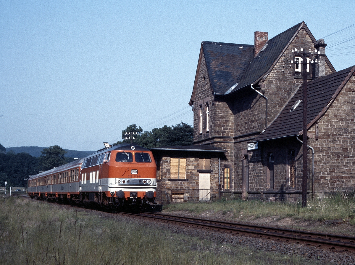 Ebenfalls stark  gerupft  war am 15.6.1986 der ehemalige Bahnhof Ehreshoven, den 218 143 mit Ihrer Citybahn ohne Halt durchfuhr.