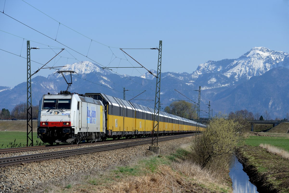 Ebenfalls umgeleitet wurde dieser Autotransportzug der Firma Altmann. Der 185 637 der Ruhrtalbahn konnte mit dem eindrucksvollen Zug, bestehend aus neuen Wagen der Gattung Hccrrs, bei Bernau mit dem noch schneebedeckten Hochfelln im Hintergrund abgelichtet werden. Zugnummer war übrigens SGAG 47388 (29. März 2014).