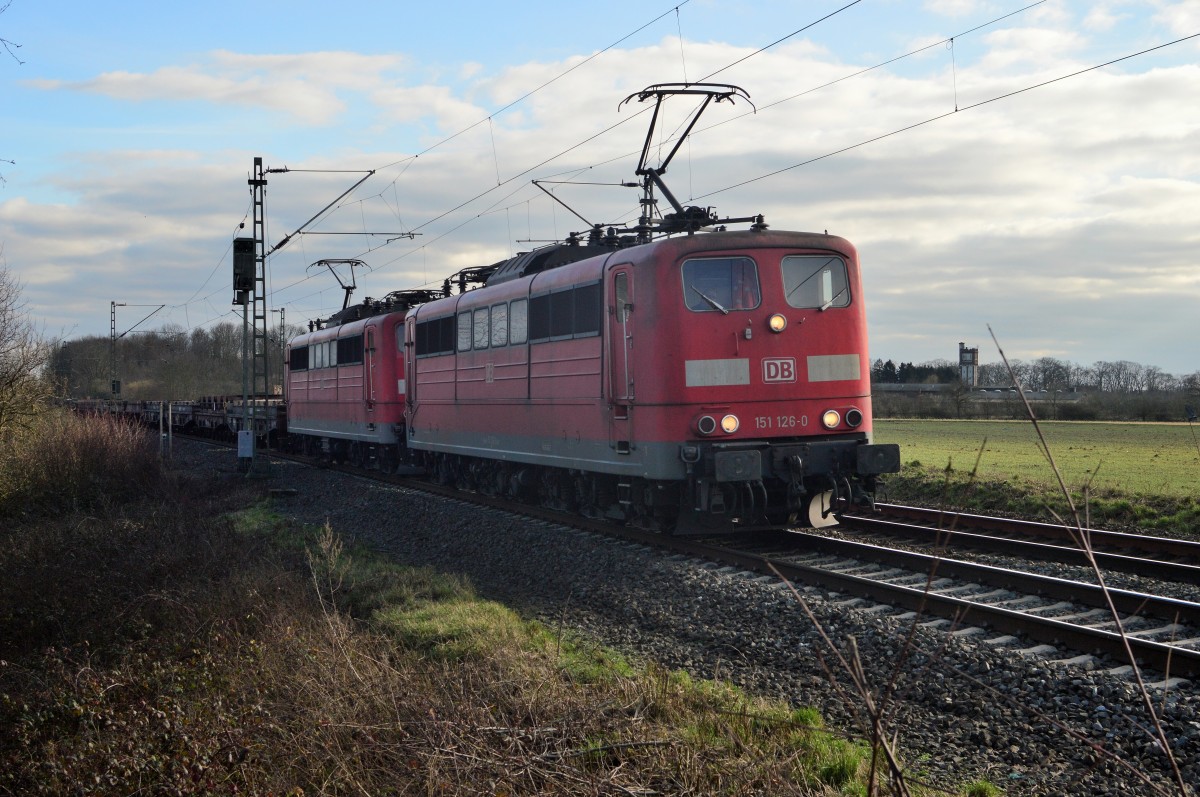 Ebenfals in Kaarst Broicherseite kamen mir diese beiden 151ziger vor die Linse....leider ist mir die zweite 151ziger unbekannt geblieben. Beide Loks waren mit leeren Coiltragwagen unterwegs. 12.2.2016