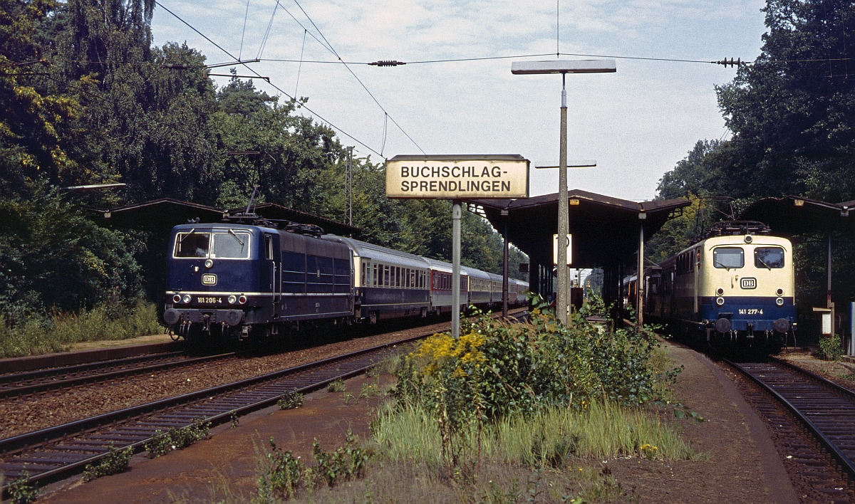 Ebenso ist heute Buchschlag-Sprendlingen kein idyllischer Waldbahnhof mehr (Juni 1983).