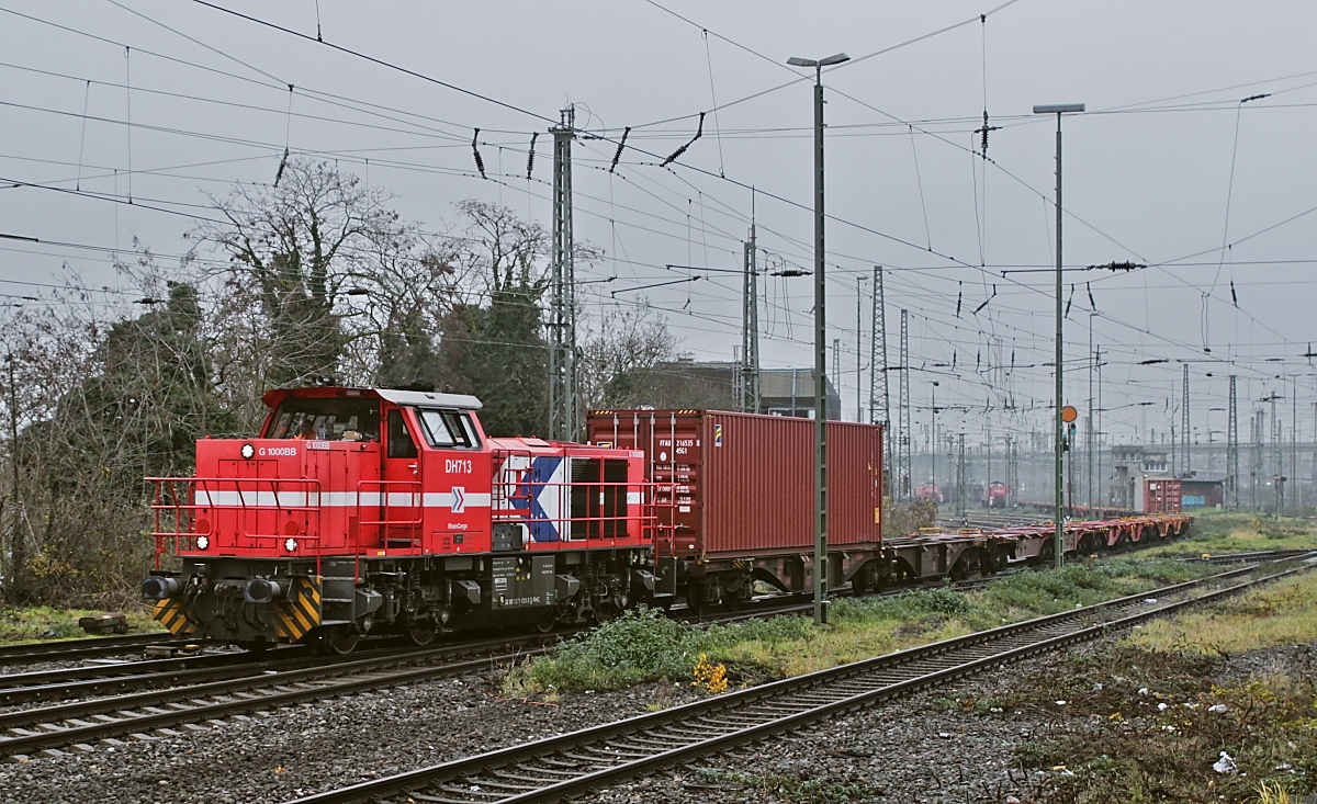 Ebenso trist wie der fast leere Neusser Güterbahnhof präsentierte sich das Wetter am 15.12.2023, als die RheinCargo DH 713 dort mit Rangierarbeiten beschäftigt ist
