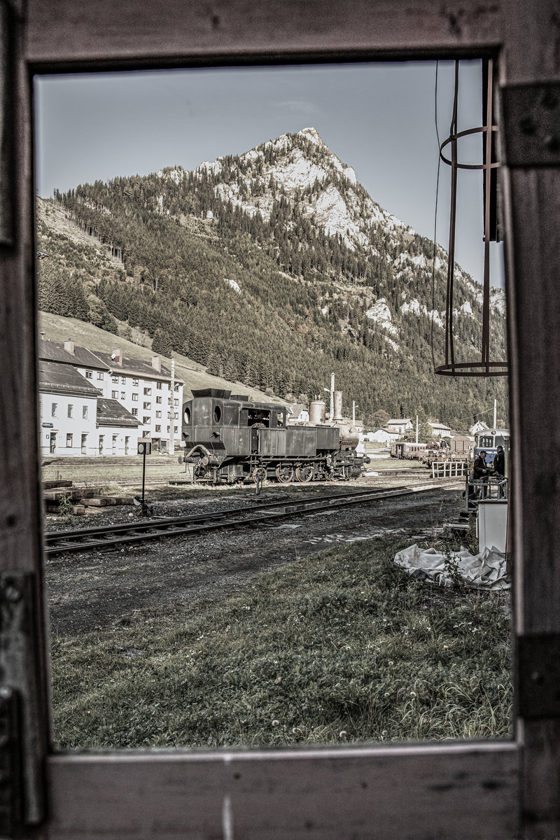 Ebenso vorbei sind die glorreichen Zeiten für die Dampflok der Reihe 97 wie für dieses Fenster . 
Hier im Bahnhof Vordernberg wartet Sie geduldig auf bessere Zeiten. 
13.10.2019