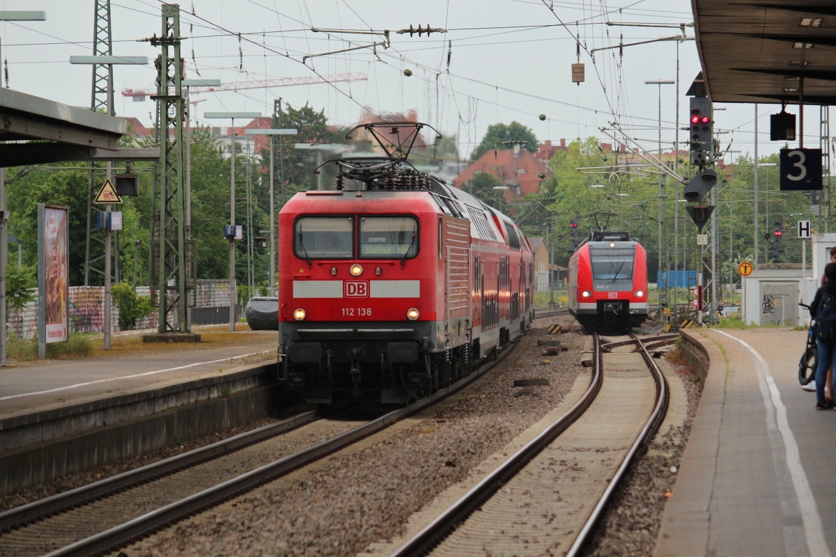 Ebenso wie den n-Wagen werden auch die alten DR-Dostos aus Stuttgart verschwinden. Hier erreicht 112 138 mit einer RB aus Heilbronn den Bahnhof Ludwigsburg. Aufnahmedatum: 06.06.2019