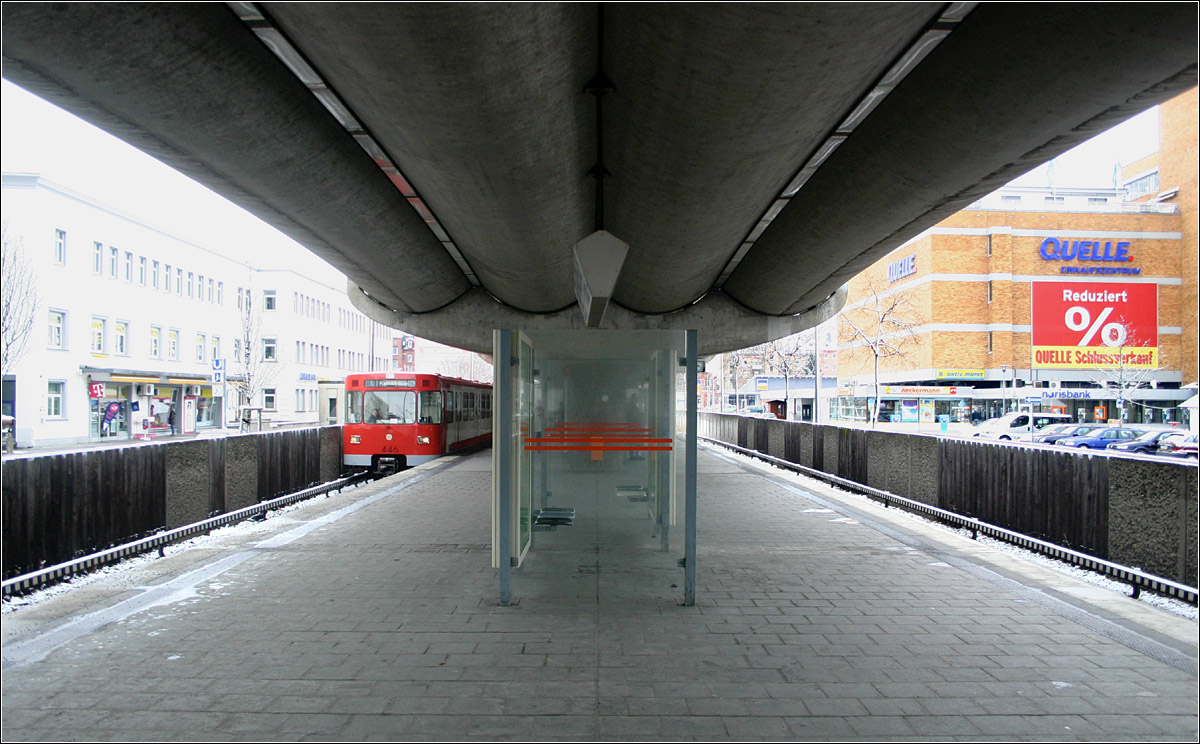 Eberhardshof, Linie U1/11 (1981) -

Von der Nürnberger Innenstadt kommend erreicht die U1 auf ihrem Weg nach Fürth kurz vor dieser Station das Tageslicht. Der Bahnhof Eberhardshof liegt ebenerdig inmitten der Fürther Straße. Die U-Bahn folgt vom Plärrer bis zum Fürther Hauptbahnhof in etwa der ersten deutschen Eisenbahnstrecke von 1935. Die Ludwigsbahn wurde 1922 stillgelegt. 

04.03.2006 (M)