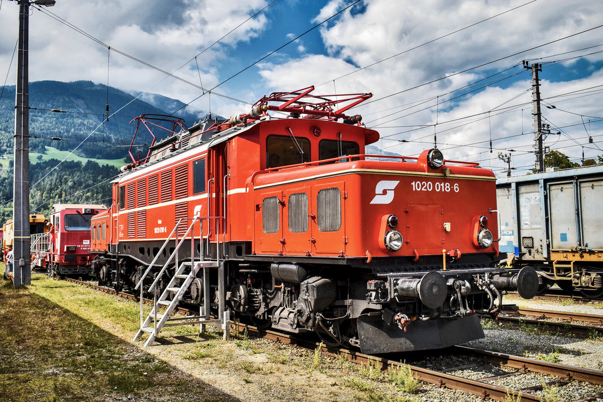 EBFL 1020 018-6 steht am 16.9.2018 beim Heizhaus im Bahnhof Lienz.
Dahinter zu sehen ist der Tunnelrettungszug, dieser extra für die Fahrzeugschau, aus Spittal angereist war.
