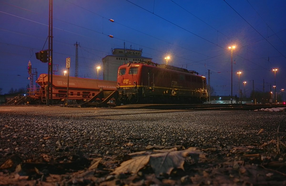 EBM 140 003-5 Plattling. Vom Bahnsteigende, Smartphone auf dem Boden liegend. 19.02.2017