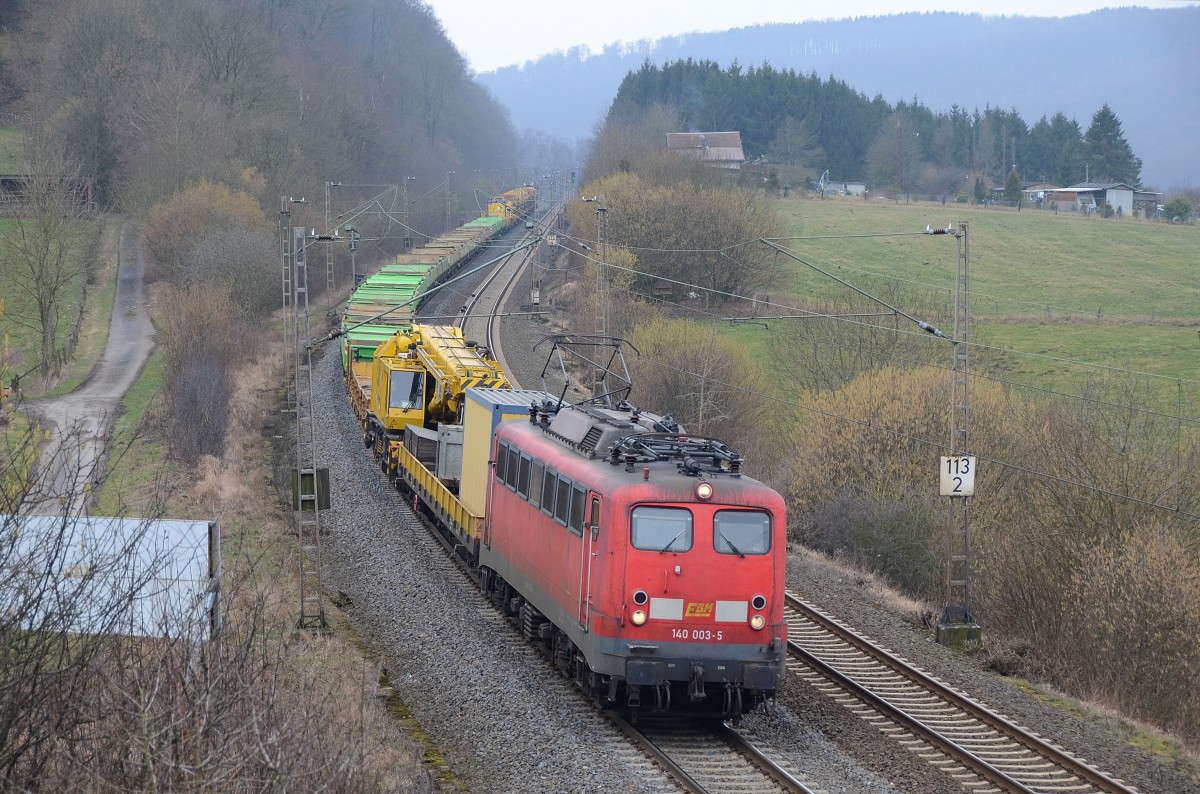 EBM 140 003 mit einem langem Bauzug und 225 094 am Zugschluss kurz vor Altenbeken (03.03.2014).