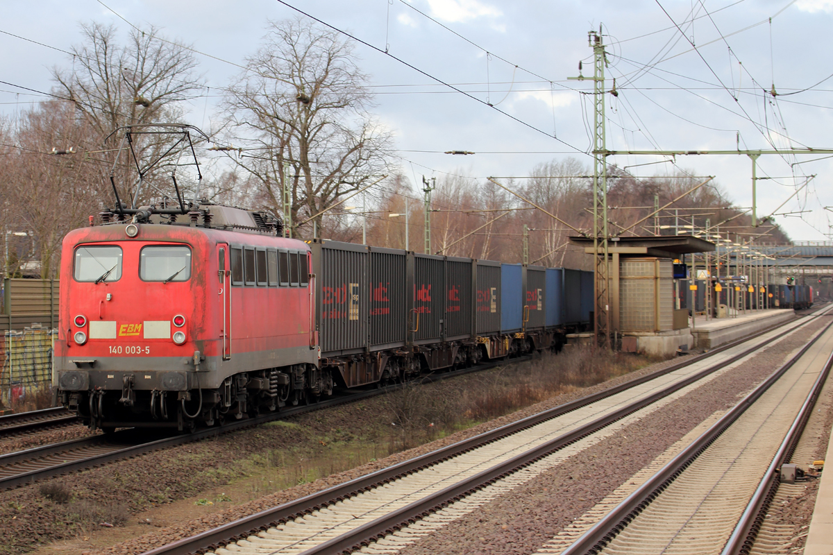 EBM 140 572-9 hinter einem Containerzug der von 482 032-0 SBB Cargo gezogen wurde in Dedensen-Gümmer 15.2.2014