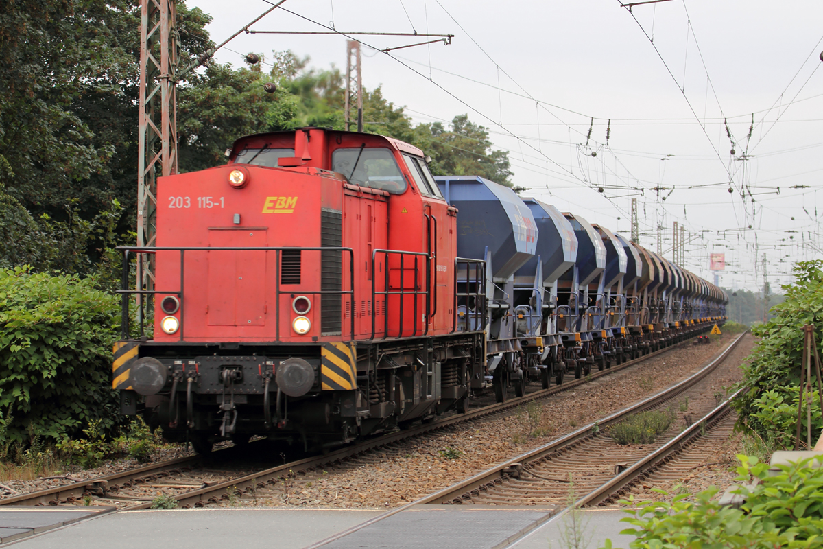 EBM 203 115-1 mit einem Schotterzug in Gelsenkirchen-Bismarck 8.8.2016