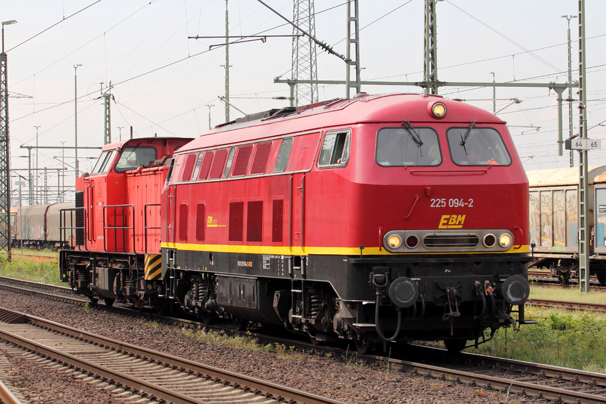 EBM 225 094-2 mit Rail Cargo Carier 203 111-0 in Duisburg-Bissingheim 16.5.2018