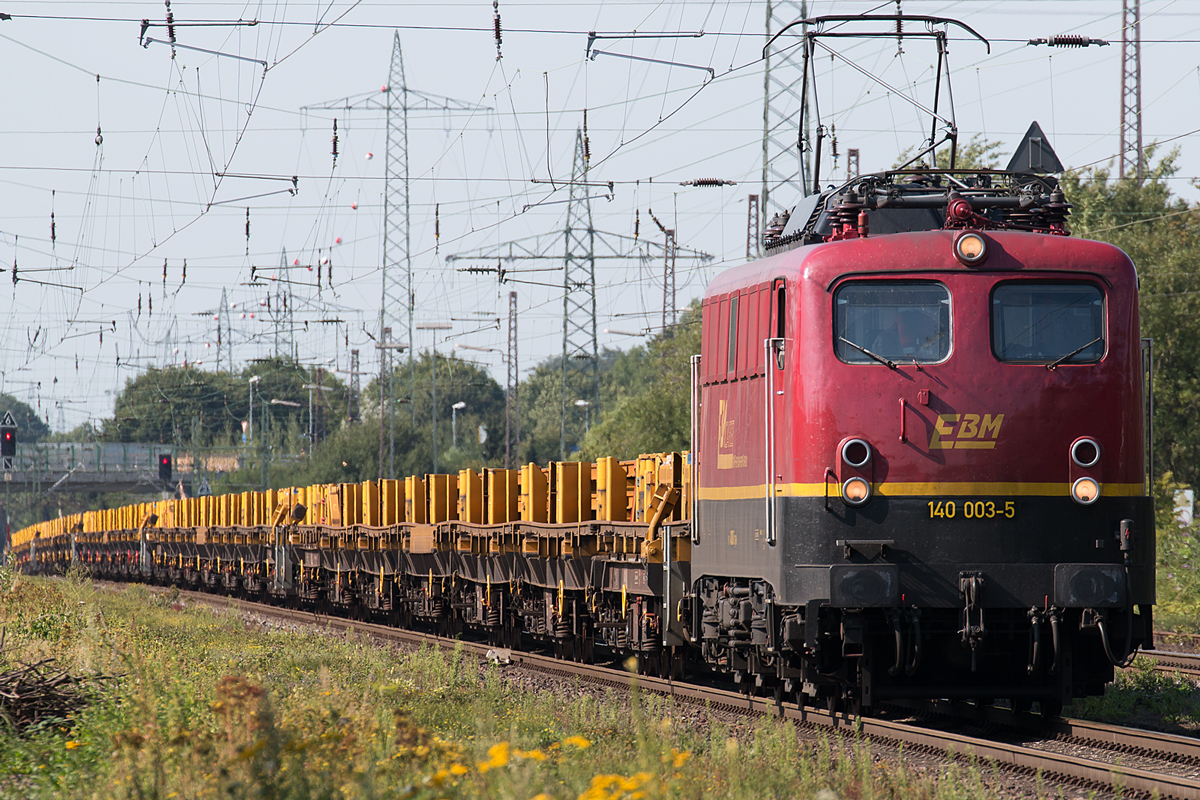 EBM Cargo 140 003-5 mit einem 600m langem Schienenzug bei der Einfahrt in Ratingen Lintorf am 06.08.2015