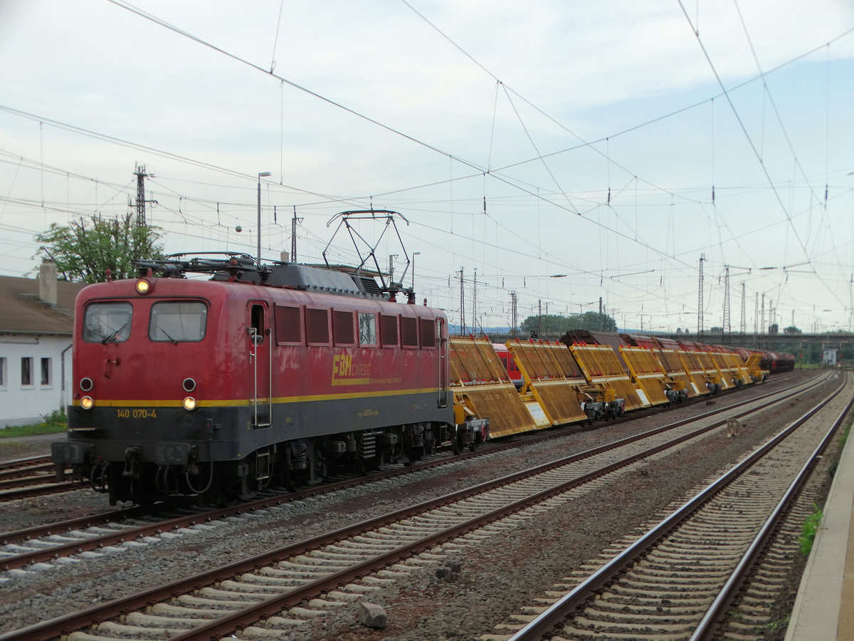 EBM Cargo 140 070-4 mit Weichentransportwagen am 21.07.16 in Hanau Hbf 