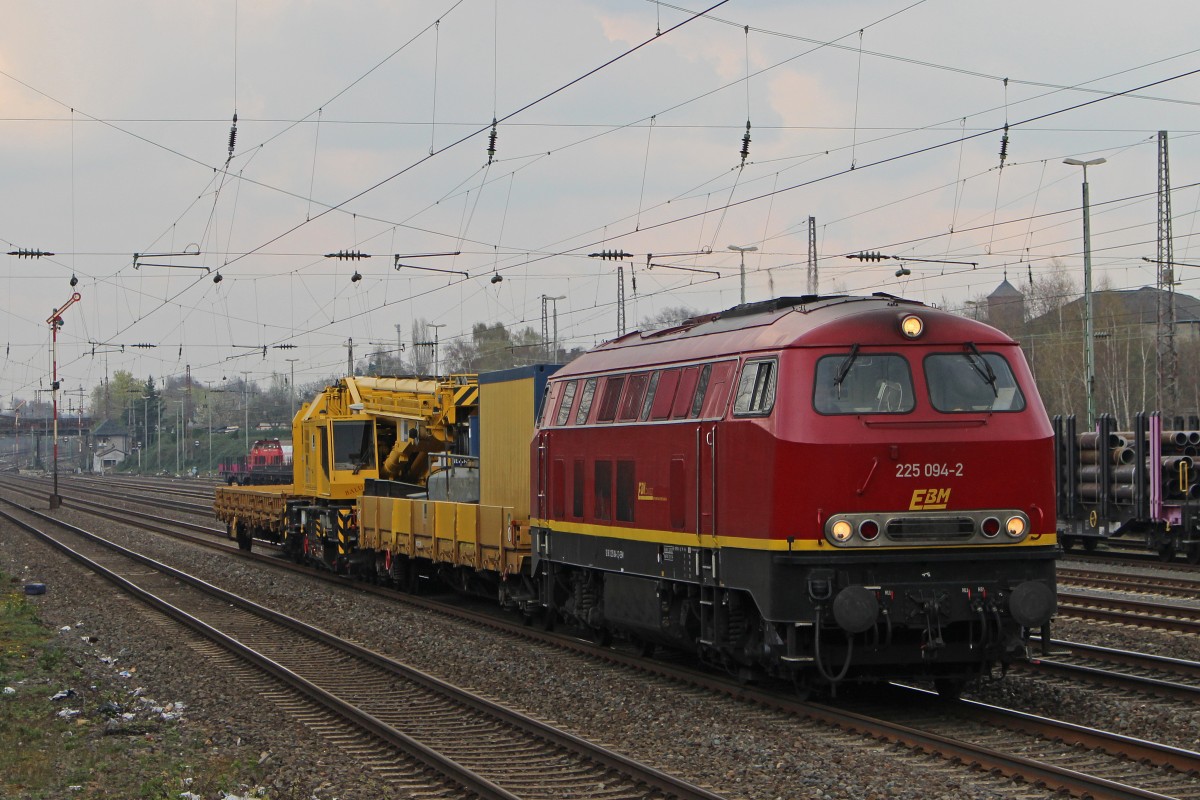 EBM Cargo 225 094 am 26.3.14 mit einem Baukran in Düsseldorf-Rath.