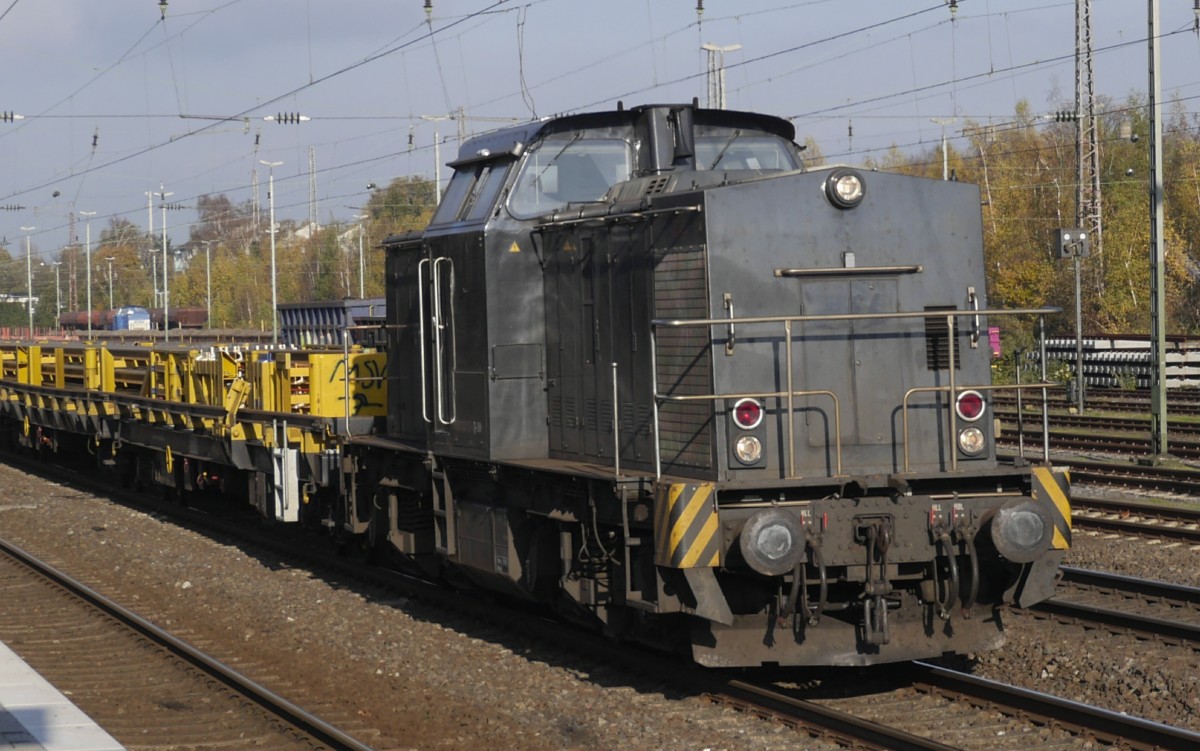 EBM-Lok 92 80 1203 152-4 passiert mit einem Bauzug die S-Bahn-Station Düsseldorf-Rath, 13.11.14. 