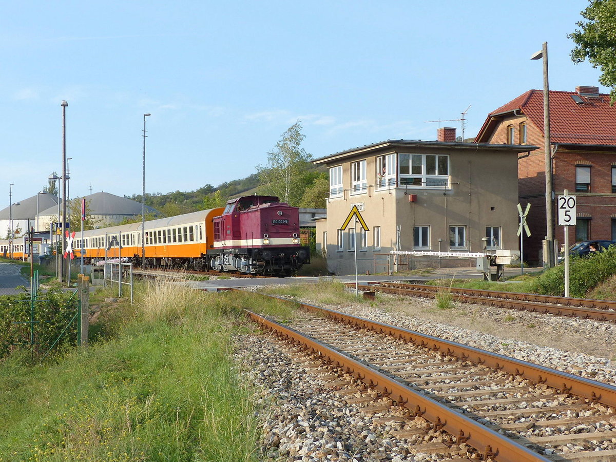 EBS 110 001-5 zieht am 12.09.2020 den DPE 30142 aus Weißenfels aus dem Karsdorfer Bbf in den Anschluss der Erfurter Bahnservice GmbH in Kardorf. Hier zu sehen am Stellwerk B3.