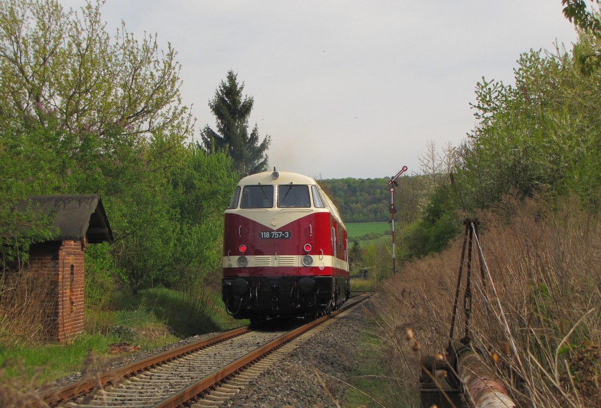 EBS 118 757-3 als Tfzf von Karsdorf nach Weimar, am 17.04.2014 in Höhe des ehem. Posten 6a in Laucha (Unstrut). Es war ihre Premierenfahrt in DR Farben.