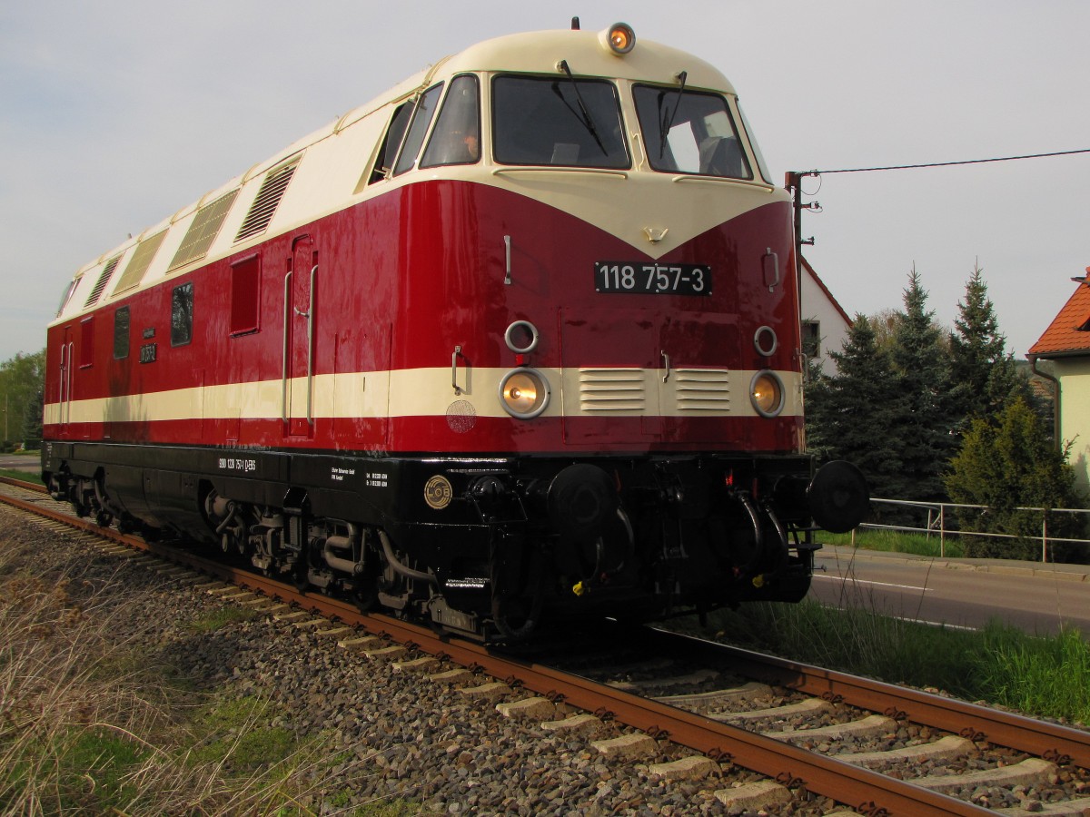 EBS 118 757 (92 80 1228 757-1 D-EBS) während ihrer Premierenfahrt im neuen Lack, am 17.04.2014 auf der Unstrutbahn in Laucha (Unstrut).