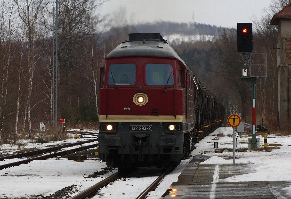 EBS 132 292-2 / 232 293-1 mit dem Kesselwaggonzug aus Sohland durch Wilthen am 17.02.2021