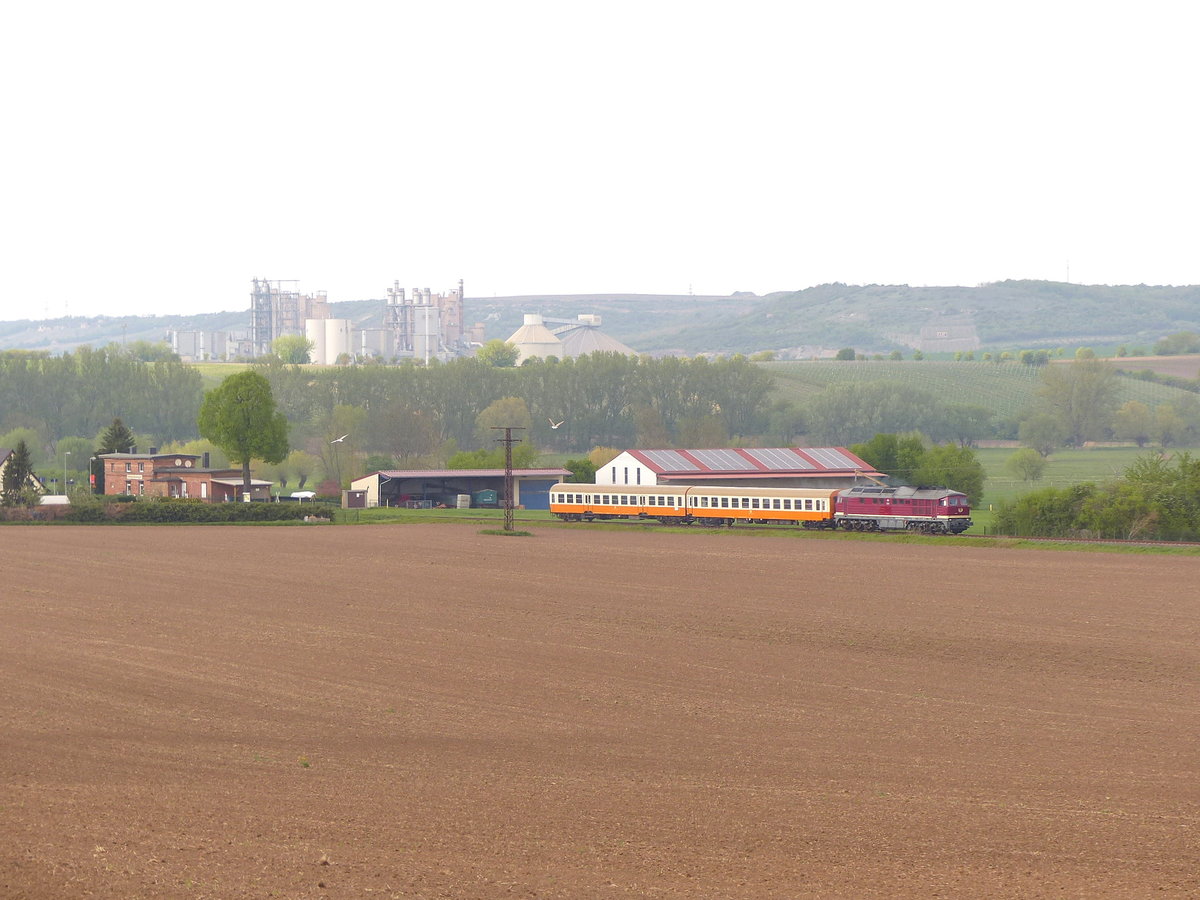 EBS 132 293-2 mit dem DPE 62149  Finne-Unstrut-Xpress  von Karsdorf nach Sömmerda, am 01.05.2019 auf der Unstrutbahn bei Kirchscheidungen. Der vom Förderverein Finnebahn e.V. organisierte Sonderzug verkehrte anlässlich des Freyburger Weinfrühlings.