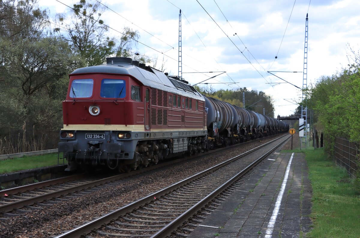 EBS 132 334 (232 334) kam am 19.04.2022 mit einem Kesselzug aus Zeitz nach Stendell, hier zu sehen durch Chorin gedieselt. Momentan befindet sich dieser noch aus DDR Zeiten bestehende Bahnsteig im Umbau und wird somit für mich nach Fertigstellung unattraktiv zum fotografieren.