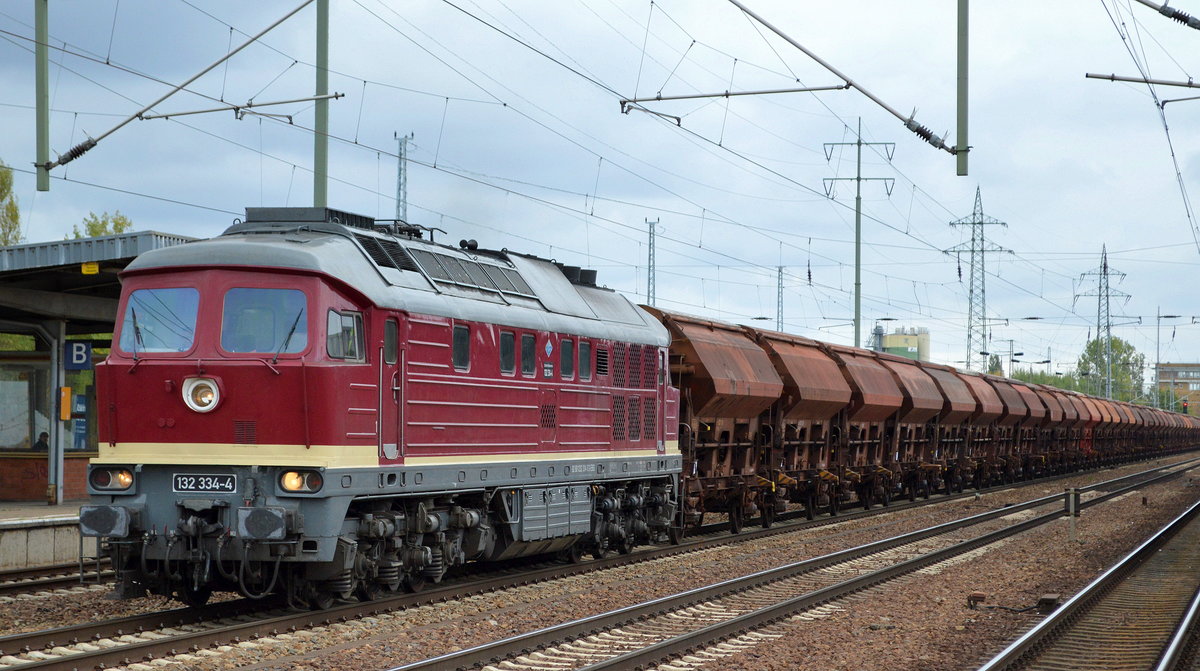 EBS 132 334-4 (92 80 1232 334-3 D-EBS) mit Ganzzug Schüttgutwagen mit Schwenkdach am 13.09.18 Bf. Flughafen Berlin-Schönefeld.