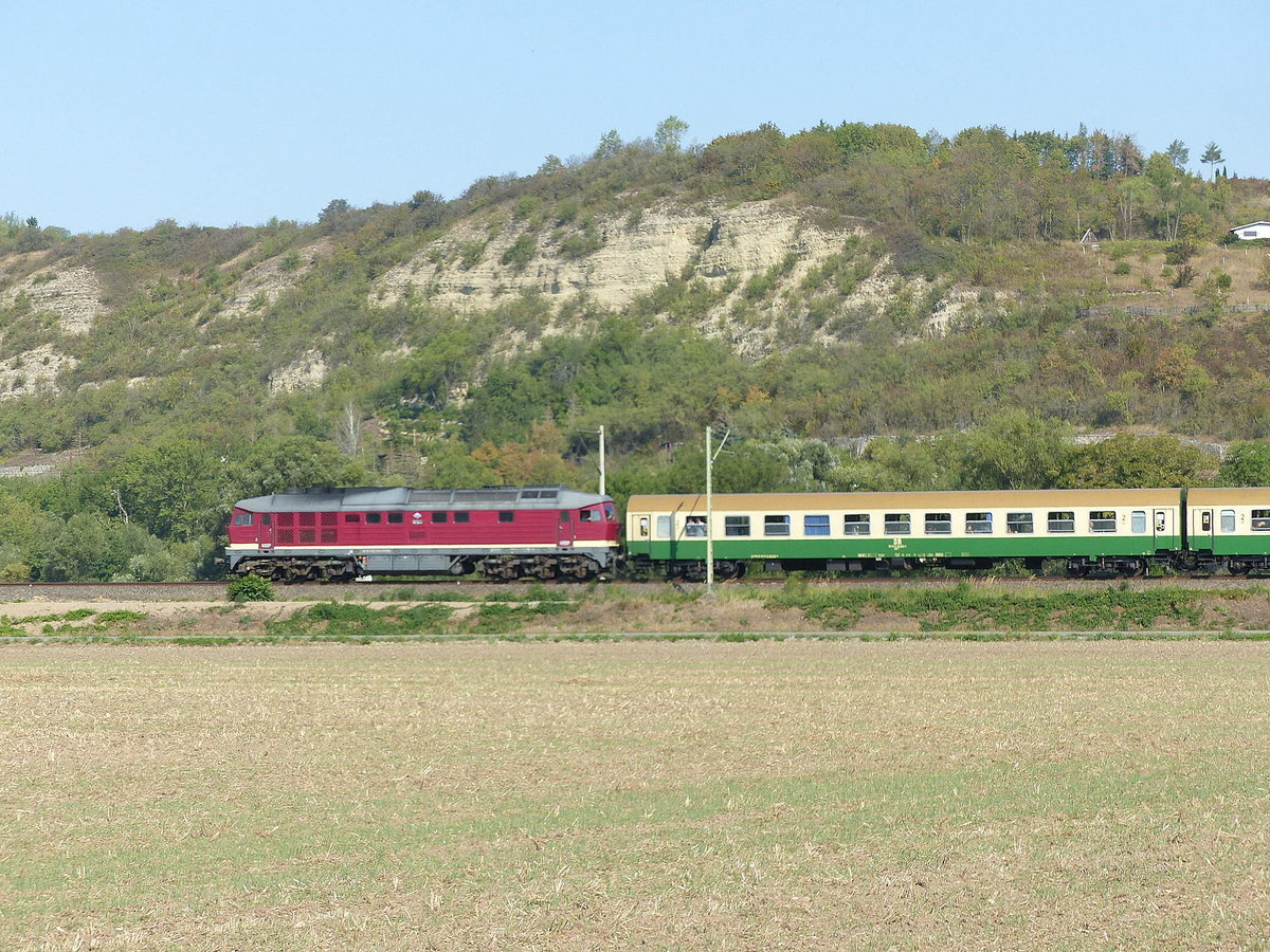 EBS 132 334-4 als Schlusslok am DPE 1870  Marienberger Käferzug  von Marienberg nach Naumburg (S) Hbf, am 31.08.2019 bei Schulpforte.