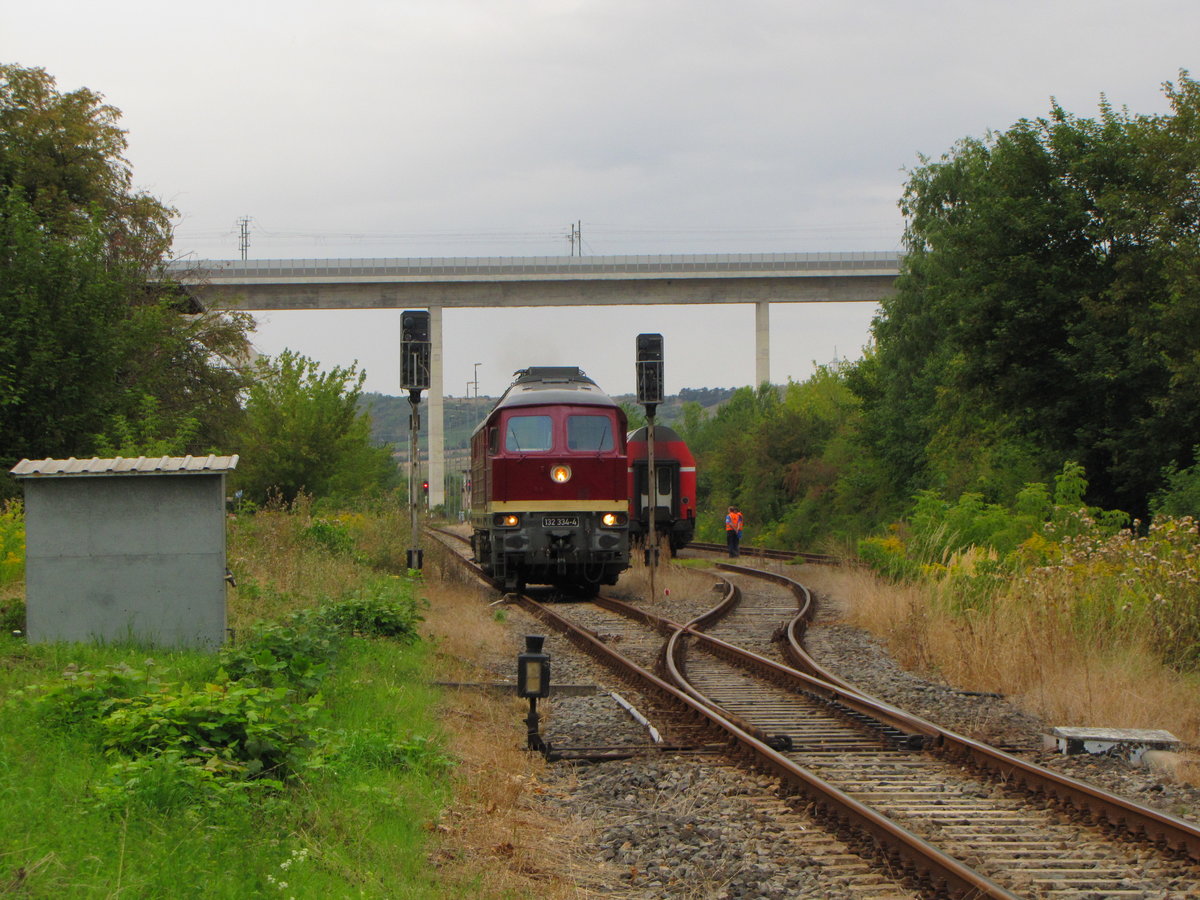 EBS 132 334-4 am 20.08.2016 beim umsetzen in Karsdorf Bbf. Sie pendelte an dem Tag mit zwei Doppelstockwagen im Sonderzugverkehr mehrmals zwischen Karsdorf und Naumburg (S) Hbf. Im Hintergrund überspannt die Unstruttalbrücke der Neubaustrecke Erfurt - Halle/Leipzig das Unstruttal. 