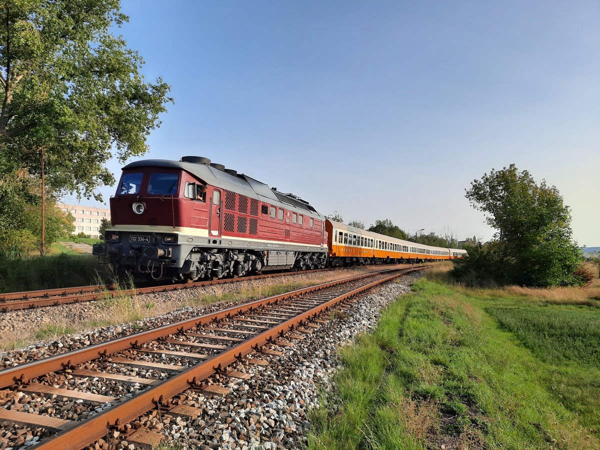 EBS 132 334-4 mit dem DPE 30142  Klassentreffen  aus Weißenfels, am 12.09.2020 in Karsdorf. Hier wird der Sonderzug gerade von der EBS 110 001 in den Anschluss der Erfurter Bahnservice GmbH gezogen.