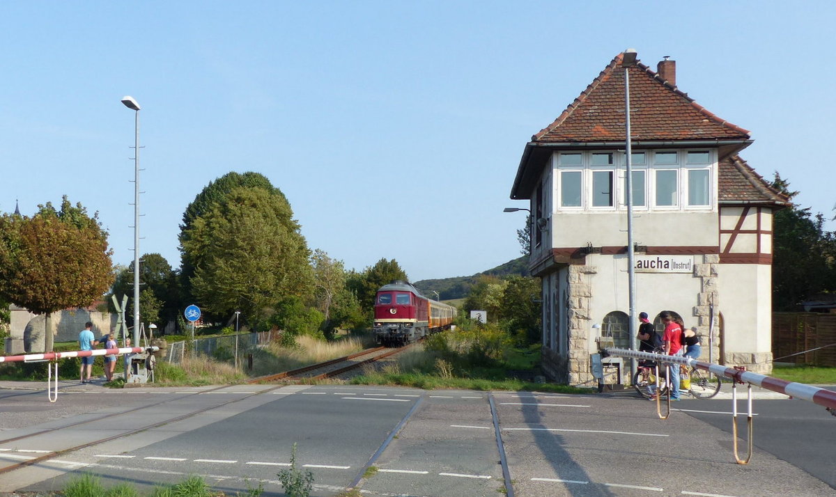 EBS 132 334-4 mit dem DPE 30142  Klassentreffen  von Weißenfels nach Karsdorf, am 12.09.2020 am Stellwerk Lw in Laucha (Unstrut). Fotostandpunkt ist neben den bereits stark zugewachsenen Gleis der Finnebahn.