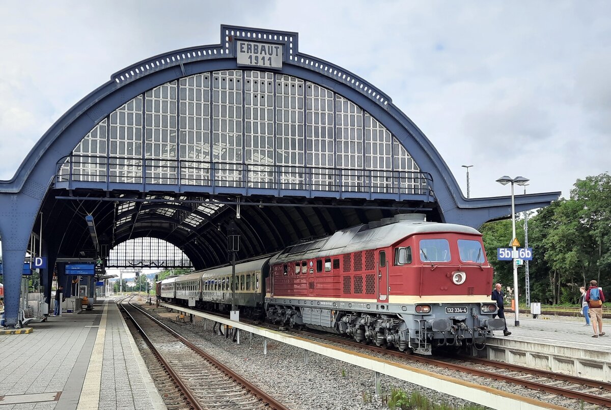 EBS 132 334-4 mit dem RE 16594  Pfefferminz-Express  nach Erfurt Hbf, am 04.08.2021 in Gera Hbf.