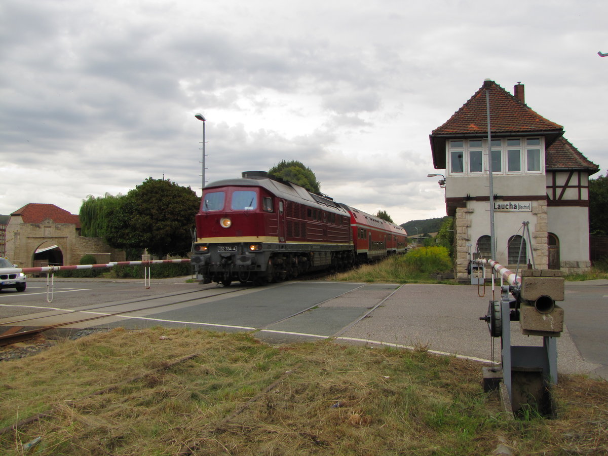EBS 132 334-4 mit dem DPE 74386 von Naumburg (S) Hbf nach Karsdorf, am 20.08.2016 bei der Ausfahrt in Laucha (U). 