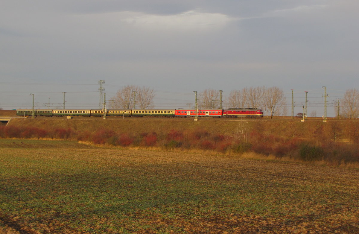 EBS 132 334-4 mit dem RE 16272  Erzgebirgs-Express  von Erfurt Hbf zur Bergparade nach Schwarzenberg, am 10.12.2016 in Erfurt-Azmannsdorf.