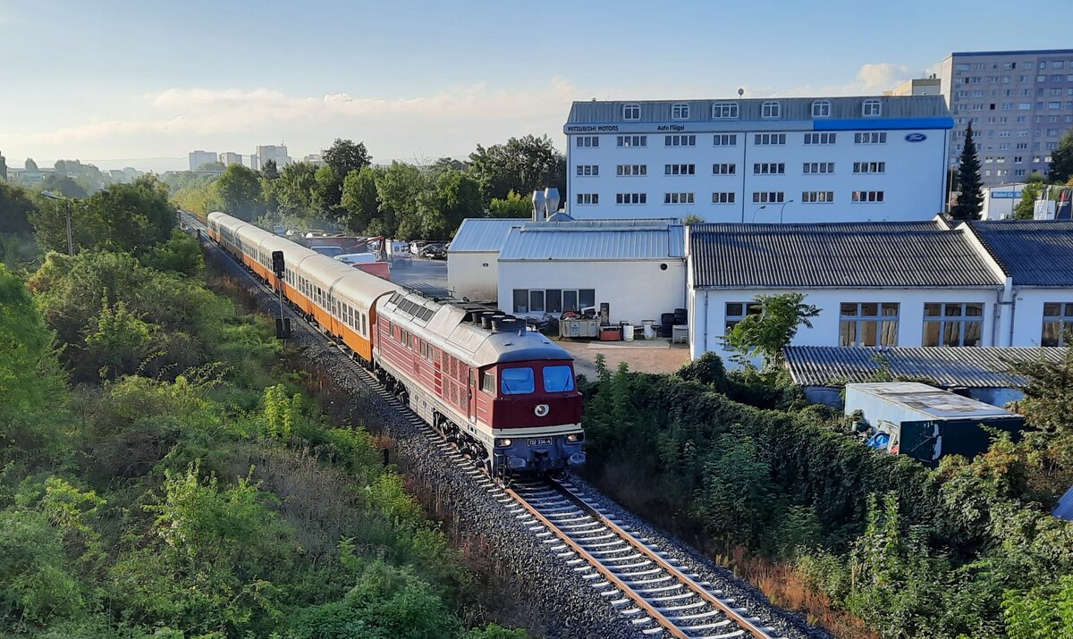 EBS 132 334-4 mit einem Sonderzug von Erfurt Hbf über Straußfurt und die Pfefferminzbahn zum 129. Geburtstag der Naumburger Straßenbahn nach Naumburg (S) Hbf, am 18.09.2021 in Erfurt Nord.