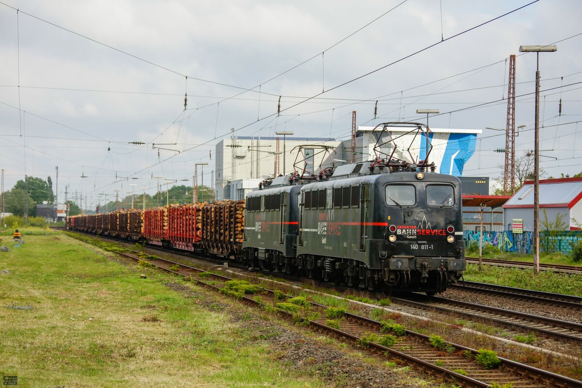 EBS 140 811-1 & 140 815 mit Holzzug in Hilden, am 30.04.2022.
