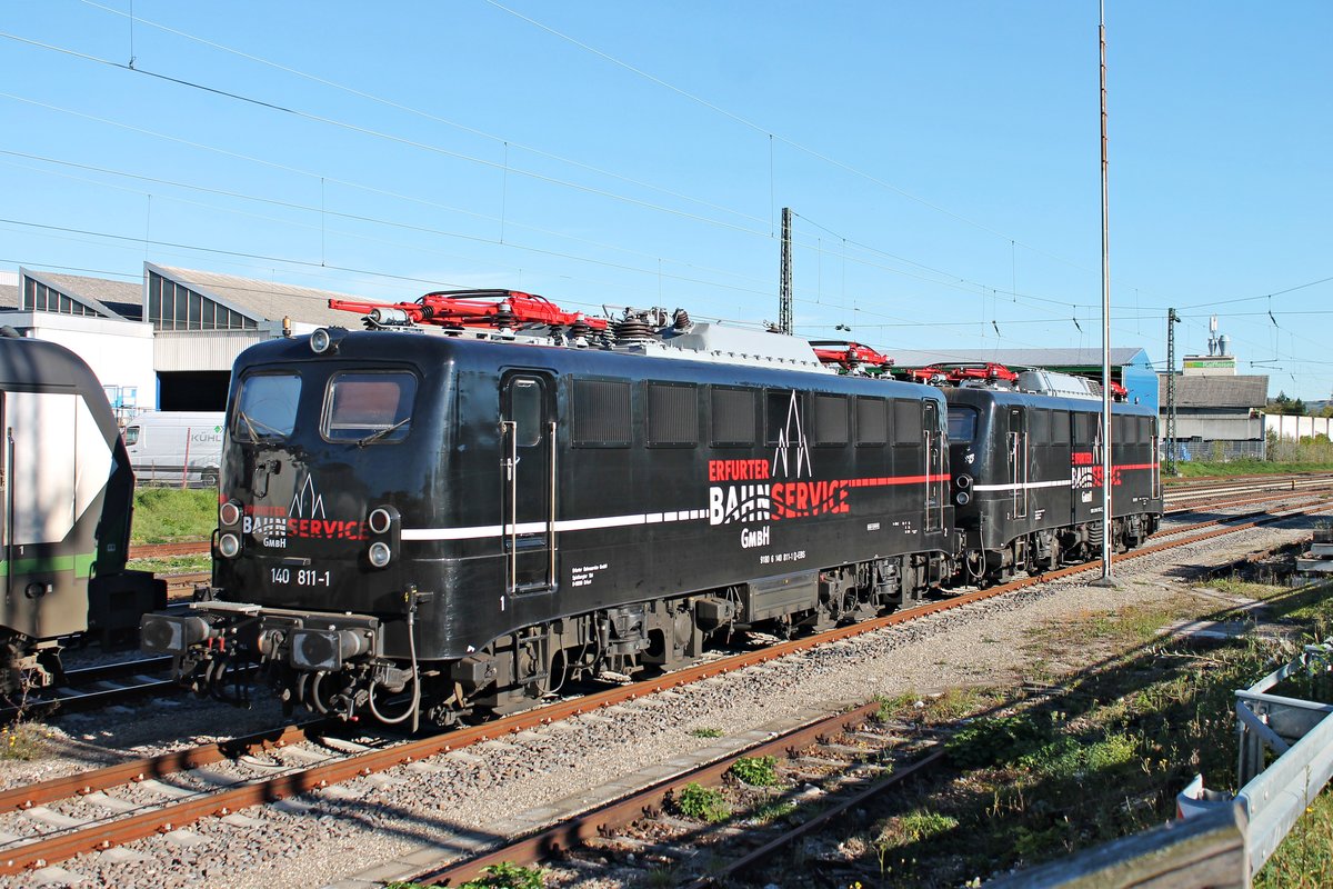 EBS 140 811-1 zusammen mit EBS 140 815-2 am Nachmittag des 13.10.2017 abgestellt im Bahnhof von Efringen Kirchen, nachdem sie zuvor einen Zuckerübenzug an die Schweizer Grenze brachten.
