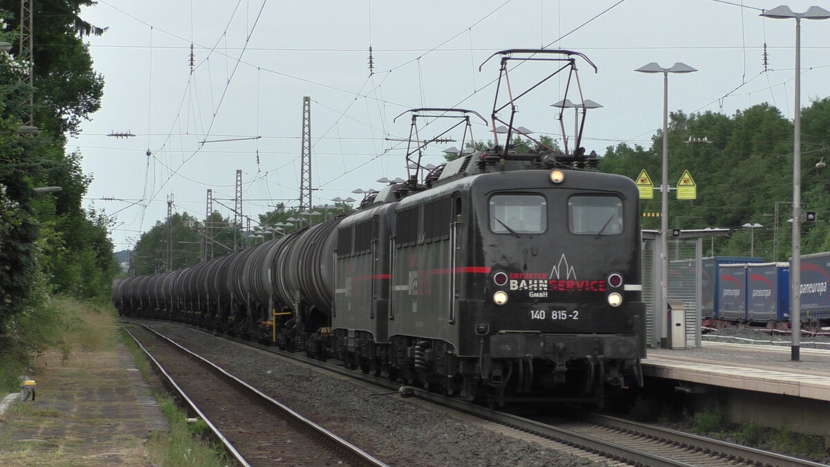 EBS 140 815-2 zieht am 20.06.2021 mit einer weiteren Lok der Baureihe 140 einen schweren Kesselzug durch Flieden in Richtung Süden.