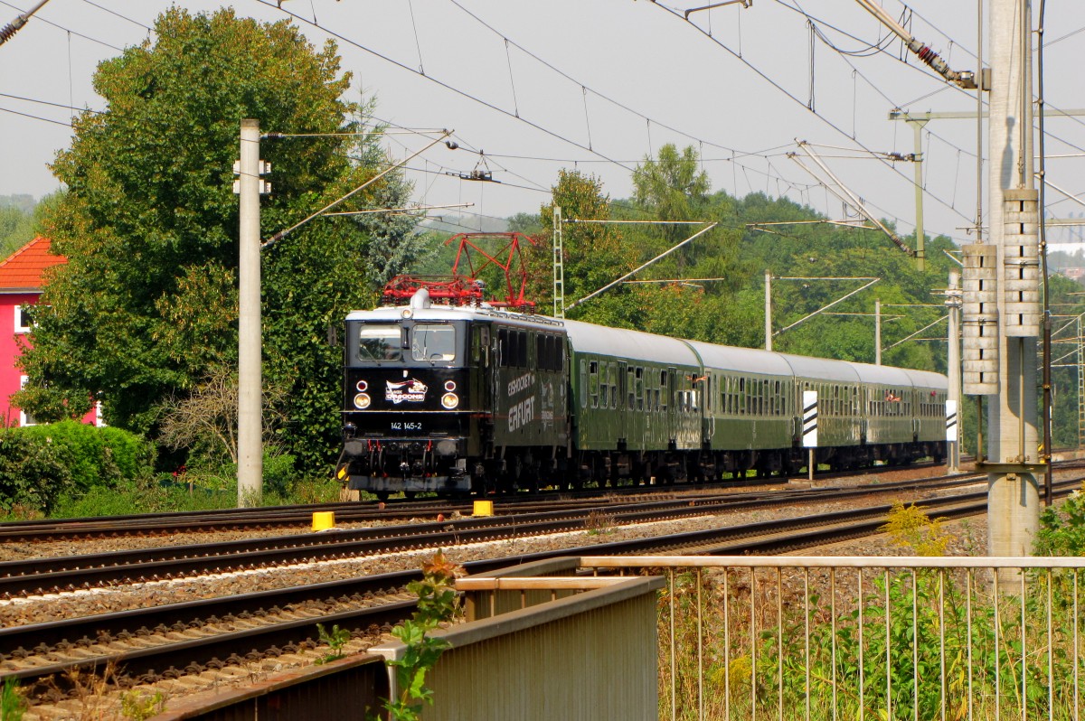 EBS 142 145-2 mit dem Eishockey-Sonderzug DPE 24585 von Erfurt Hbf nach Hannover-Kleefeld, am 05.09.2014 in Erfurt-Bischleben.